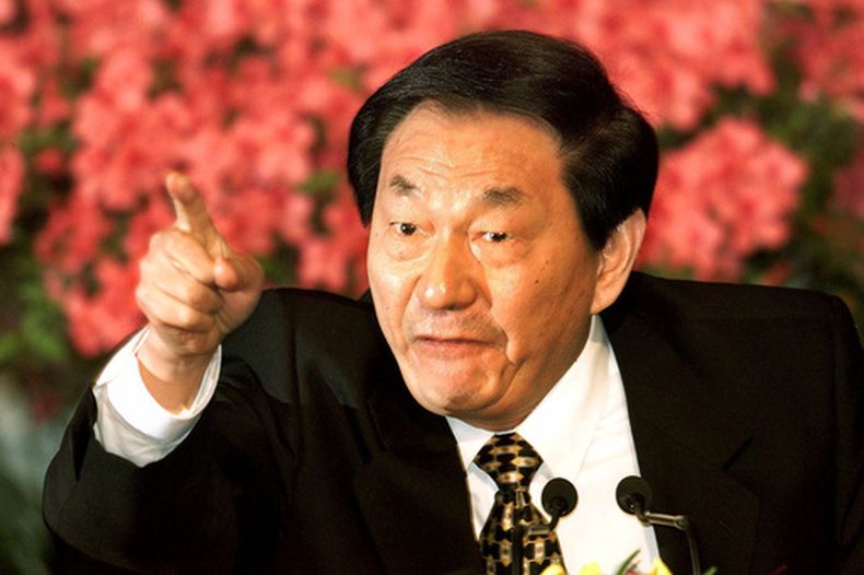ARCHIVO - El premier chino Zhu Rongji habla durante una conferencia de prensa en Beijing, el miércoles 15 de marzo de 2000. (AP Foto/Greg Baker, Archivo)