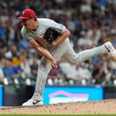 ARCHIVO - El lanzador de los Filis de Filadelfia, Brad Keller, realiza un lanzamiento durante un partido de béisbol contra los Cerveceros de Milwaukee, el 13 de junio de 2026, en Milwaukee. (Foto AP/Aaron Gash, Archivo)