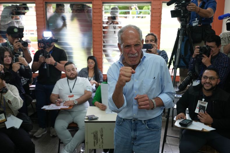 Nasry Asfura, candidato presidencial del Partido Nacional, hace un gesto durante las elecciones generales en Tegucigalpa, Honduras, el domingo 30 de noviembre de 2025. (AP Foto/Moisés Castillo)
