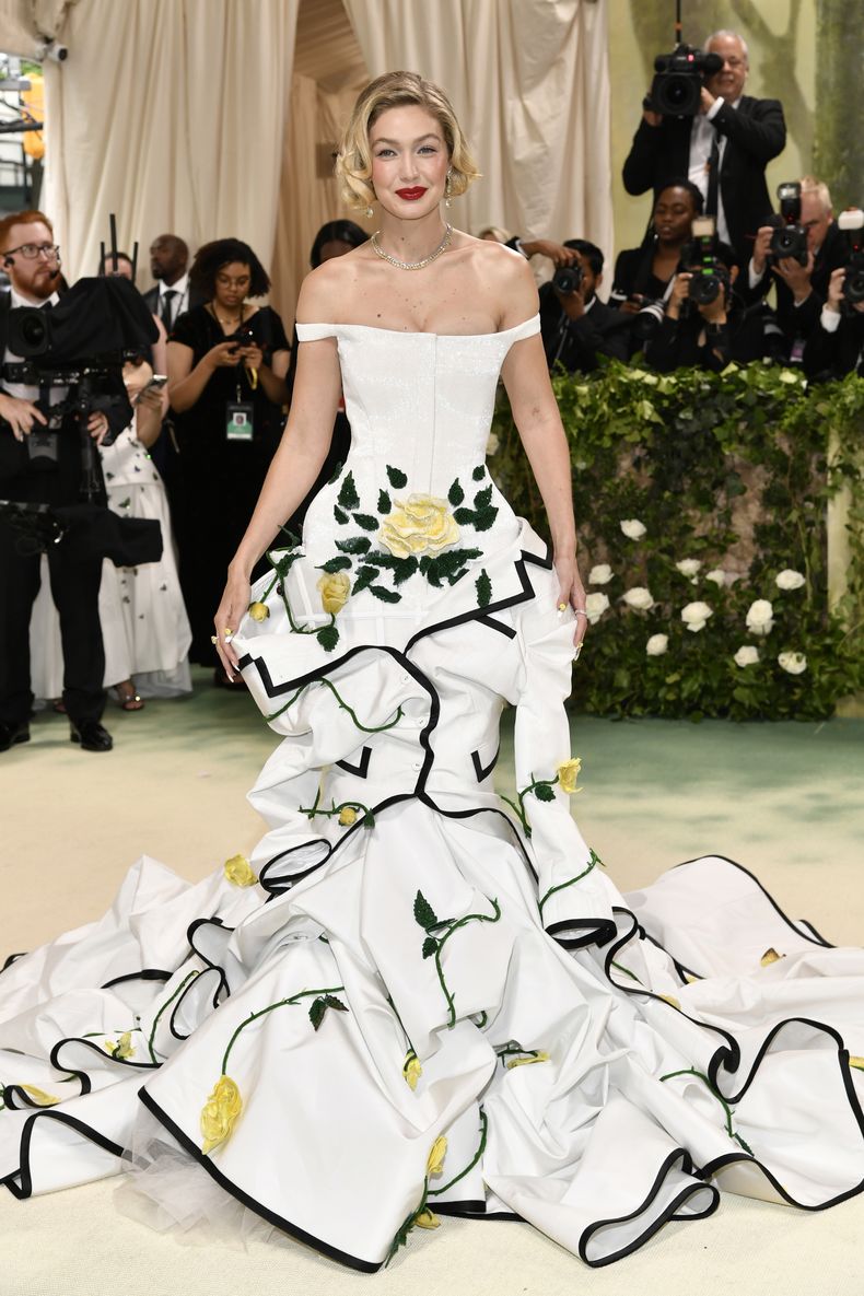 Gigi Hadid llega a la gala benéfica del Instituto del Vestido del Museo Metropolitano de Arte para celebrar la inauguración de la exposición Sleeping Beauties: Reawakening Fashion el lunes 6 de mayo de 2024, en Nueva York. (Foto Evan Agostini/Invision/AP)
