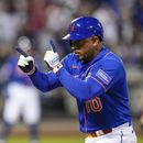 ARCHIVO - Eduardo Escobar, de los Mets de Nueva York, señala hacia sus compañeros de equipo después de producir carrera con un sencillo en contra de los Filis de Filadelfia durante la séptima entrada del juego de béisbol, el martes 30 de mayo de 2023, en Nueva York. Escobar fue intercambiado a los Angelinos de Los Ángeles por dos prospectos el viernes 23 de junio de 2023. (AP Foto/Frank Franklin II, Archivo)