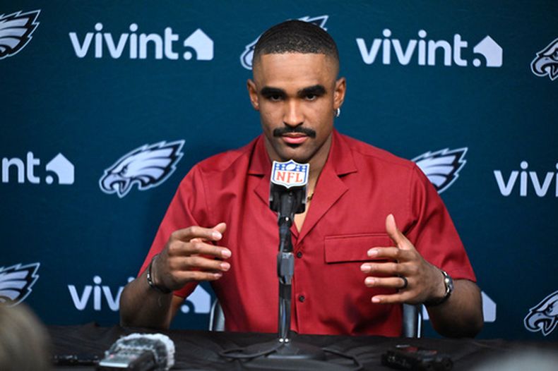 El quarterback de los Eagles de Filadelfia, Jalen Hurts, habla durante una conferencia de prensa tras un partido de fútbol americano de la NFL contra los Titans de Tennessee, el domingo 20 de septiembre de 2026, en Nashville, Tennessee. (Foto AP/John Amis)