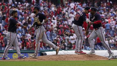 Los Nacionales de Washington celebran tras derrotar a los Filis de Filadelfia, el domingo 2 de julio de 2023, en Filadelfia. (AP Foto/Matt Slocum)