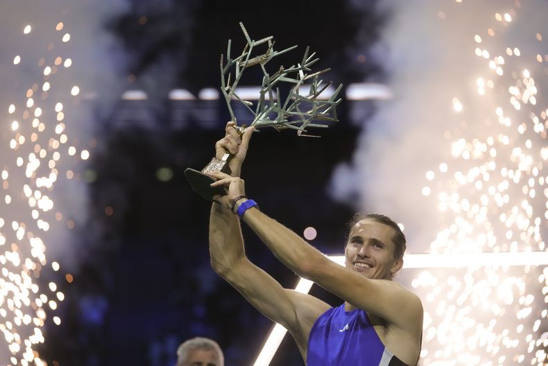 Alexander Zverev alza el trofeo tras ganar el título del Masters de París, el domingo 3 de noviembre de 2024, en París. (AP Foto/Thibault Camus)