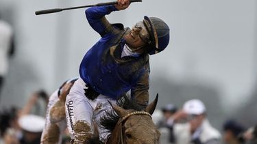 El jinete Junior Alvarado celebra después de llevar a Sovereignty a la victoria en la 151ra edición de la carrera de caballos del Derby de Kentucky en Churchill Downs, el sábado 3 de mayo de 2025, en Louisville, Kentucky (AP Foto/Brynn Anderson)