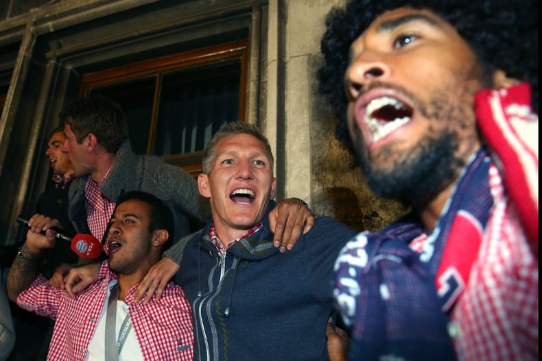 En imagen del 10 de mayo de 2014 se aprecia a los jugadores del Bayern Munich (de izquierda a derecha) Thiago Alc&aacute;ntara, Bastian Schweinsteiger y Dante celebrar en el palacio del ayuntamiento de Munich, Alemania, tras ganar el campeonato de la liga