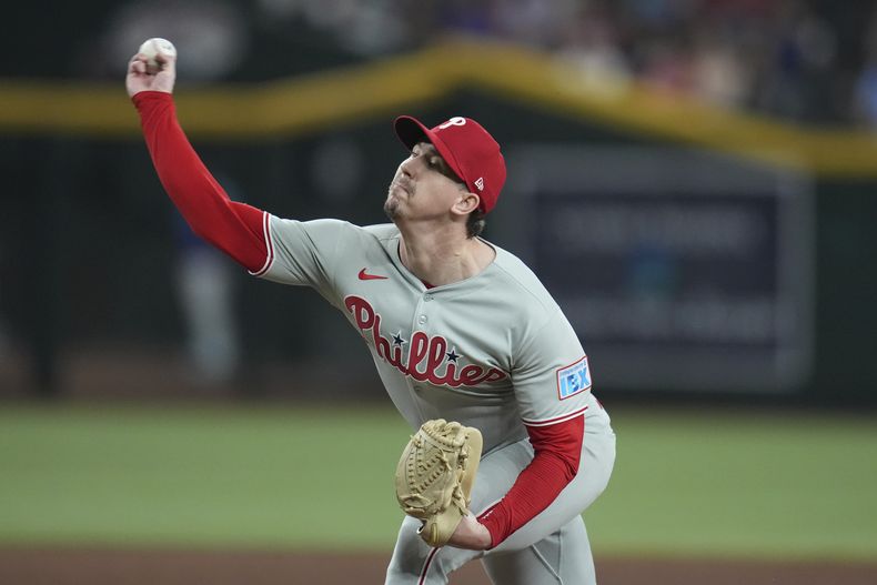 Walker Buehler, de los Filis de Filadelfia, hace un lanzamiento en el juego del viernes 19 de septiembre de 2025, ante los Diamondbacks de Arizona (AP Foto/Ross D. Franklin)