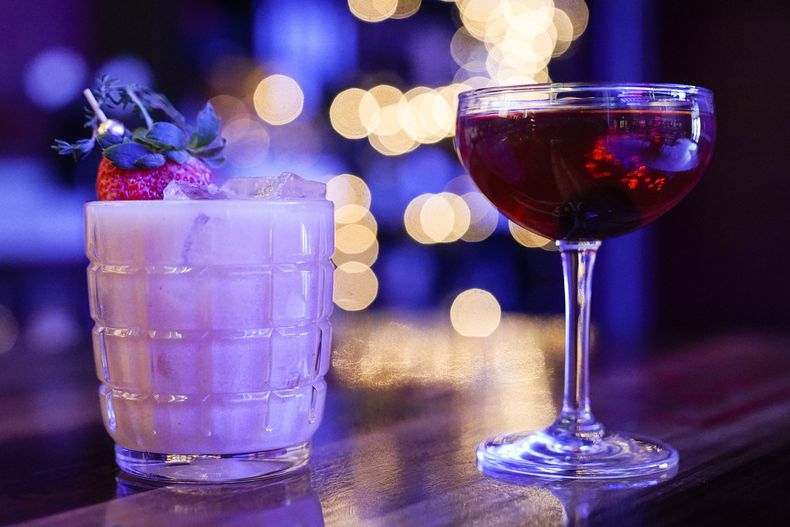 Bebidas colocadas en la barra de un bar en Baltimore, el 8 de febrero de 2023. (AP Foto/Julio Cortez, File)