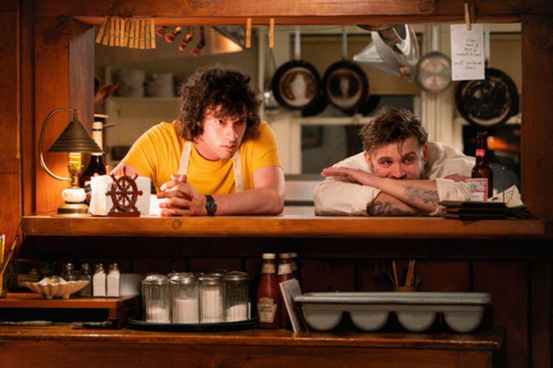 Esta imagen, difundida por A24, muestra a Dominic Sessa (izquierda) y Leo Woodhall en una escena de Tony. (A24 via AP)