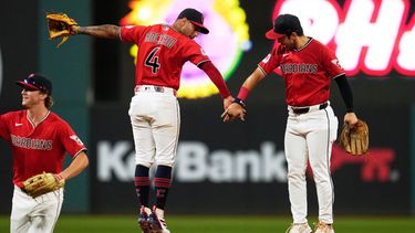 El venezolano Brayan Rocchio (4) festeja con Steven Kwan, su compañero en los Guardianes de Cleveland, tras derrotar a los Mellizos de Minnesota el martes 21 de julio de 2026 (AP Foto/Sue Ogrocki)