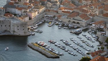 ARCHIVO - Esta imagen, tomada el 4 de septiembre de 2018, muestra el puerto de la ciudad vieja de Dubrovnik, desde una colina de la ciudad. (AP Foto/Darko Bandic, archivo)
