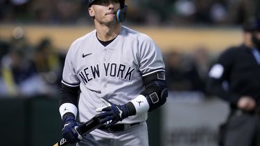 ARCHIVO - Foto del 27 de junio del 2023, Josh Donaldson de los Yanquis de Nueva York camina al dugout tras ser ponchando en la séptima entrada del juego ante los Atléticos de Oakland. El martes 29 de agosto del 2023, los Yanquis dan de baja a Donaldson. (AP Foto/Godofredo A. Vásquez, Archivo)