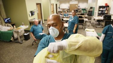 americateve | El gobernador Rick Scott pidió a los CDC un centenar de trajes de protección individual y una treintena de unidades para realizar las pruebas del virus, aunque sólo ha recibido tres hasta el momento