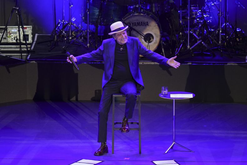 El cantante español Joaquín Sabina se presenta en concierto en la Ciudad de México, el lunes 27 de enero de 2025. (Foto AP/Eduardo Verdugo)