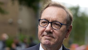 El actor Kevin Spacey llega al Tribunal de la Corona en Southwark, Londres, el lunes 24 de julio de 2023. Se espera que el jurado comenzó a deliberar en el caso del actor Kevin Spacey, quien se declaró inocente de nueve cargos, incluidos múltiples cargos de agresión sexual e indecente. (Foto AP/Kirsty Wigglesworth)