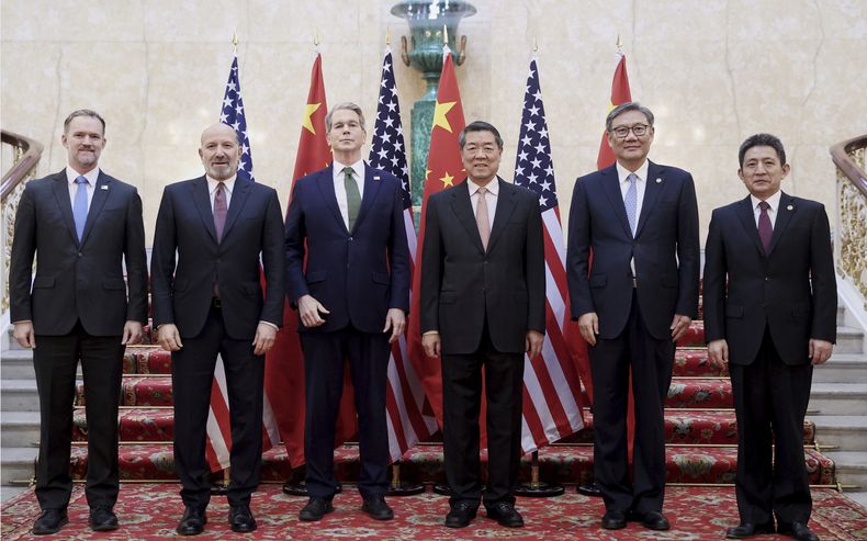 En esta imagen publicada por la agencia de noticias china Xinhua, el vicepremier de China, He Lifeng, en el centro a la derecha, y el secretario del Tesoro de Estados Unidos, Scott Bessent, en el centro a la izquierda, posan para una foto de grupo con sus delegaciones antes de su reunión sobre comercio entre China y Estados Unidos, en Londres, el lunes 9 de junio de 2025. (Li Ying/Xinhua via AP)