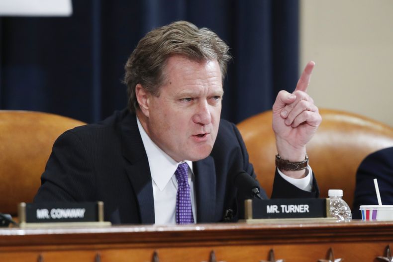 ARCHIVO - El representante republicano Mike Turner habla durante una audiencia de la Comisión de Inteligencia de la Cámara de Representantes el 20 de noviembre de 2019, en el Capitolio, en Washington. (AP Foto/Alex Brandon, Archivo)