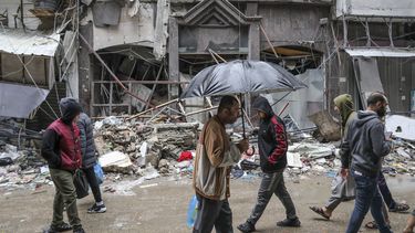Varios palestinos caminan en la Ciudad de Gaza el lunes 27 de noviembre de 2023, el cuarto día de un cese del fuego temporal entre Hamás e Israel. (AP Foto/Mohammed Hajjar)