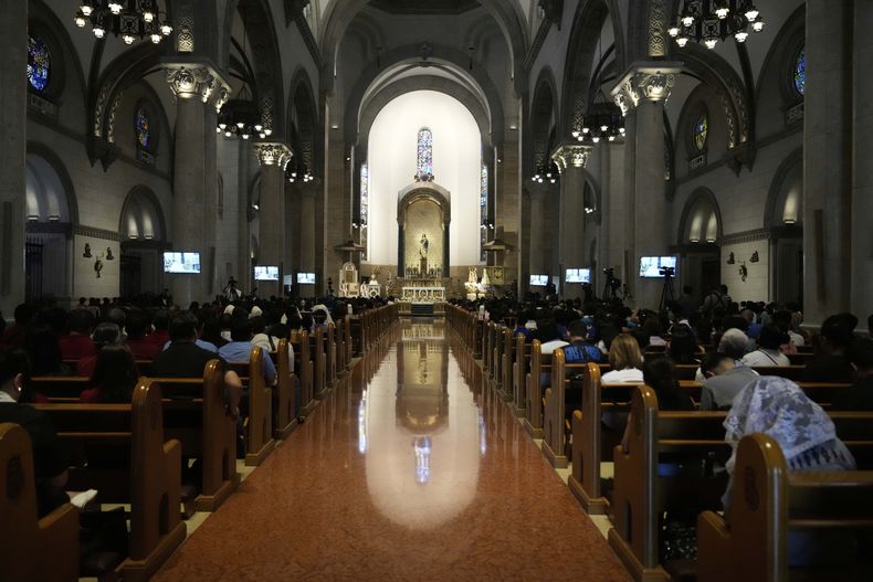 El cardenal filipino Jose Advincula oficia una misa por el fallecido papa Francisco en la Catedral de Manila, Filipinas, el 22 de abril de 2025. (AP Foto/Aaron Favila)