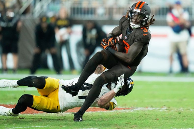 Jerry Jeudy, receptor abierto de los Browns de Cleveland, es derribado por el linebacker Payton Wilson, de los Steelers de Pittsburgh, durante la segunda mitad del partido de la NFL, el jueves 1 de octubre de 2026, en Cleveland. (AP Foto/Sue Ogrocki)