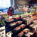 Unas personas comprando en un supermercado en Glenview, Illinois, el 4 de julio de 2022. (AP Photo/Nam Y. Huh)
