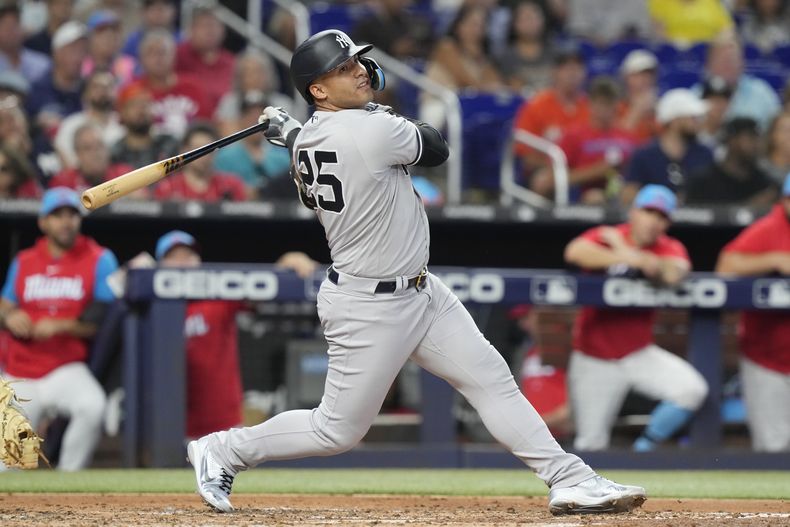ARCHIVO - Gleyber Torres de los Yanquis de Nueva York batea durante un juego contra los Marlins de Miami, el sábado 12 de agosto de 2023, en Miami. (AP Foto/Marta Lavandier)