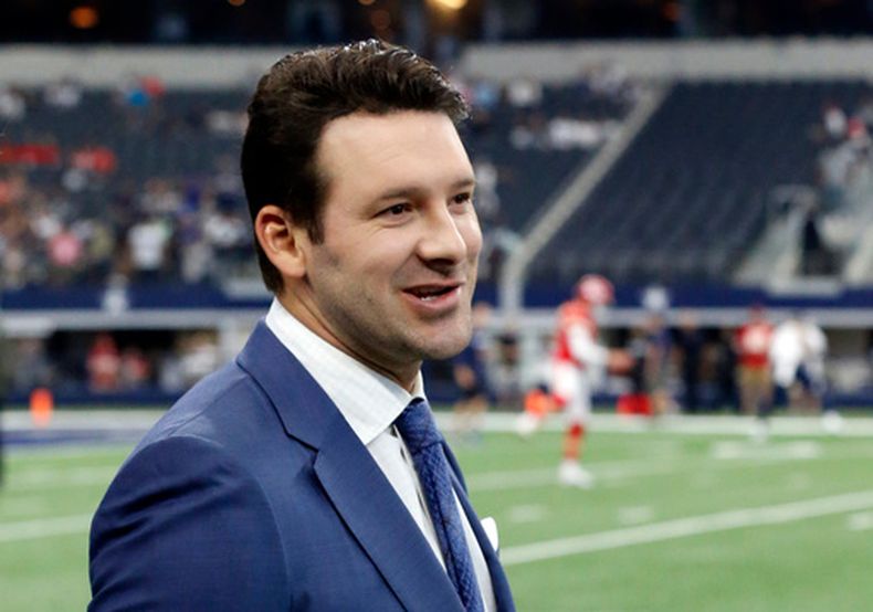 ARCHIVO - En esta foto del 5 de noviembre de 2017, el analista Tony Romo previo a un partido de la NFL entre los Chiefs de Kansas City y los Cowboys de Dallas, en Arlington, Texas. (AP Foto/Michael Ainsworth)