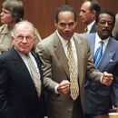 ARCHIVO - O.J. Simpson, flanqueado por los abogados defensores F. Lee Bailey, a la izquierda, y Johnnie L. Cochran Jr., reacciona tras ser declarado inocente de la muerte de su exesposa Nicole Brown Simpson y su amigo Ron Goldman en Los Ángeles, el 3 de octubre de 1995. (Myung J. Chun/Los Angeles Daily News via AP, Pool, archivo)