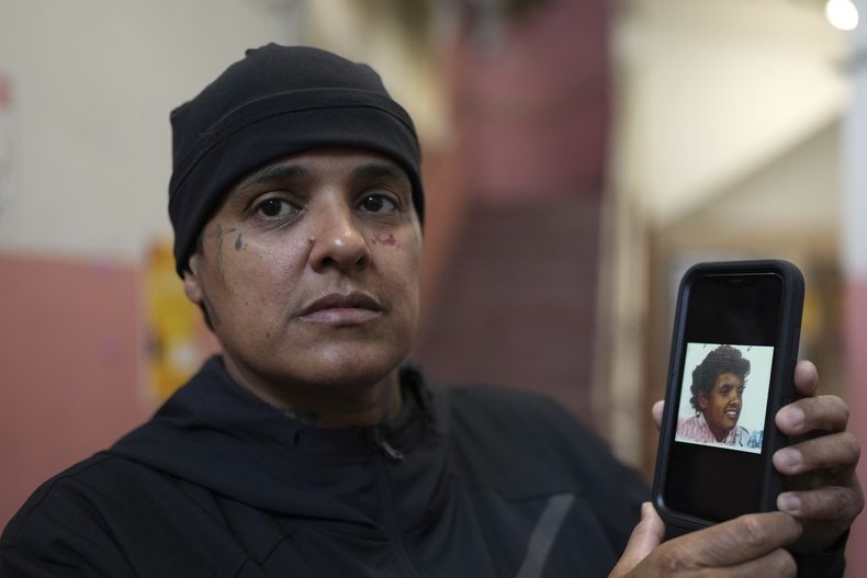 María Pires muestra una foto de sí misma a los 11 años mientras concede una entrevista en el refugio donde se aloja en el este de Brasil, el domingo 15 de junio de 2025, tras ser deportada de Estados Unidos. (AP Foto/Andre Penner)