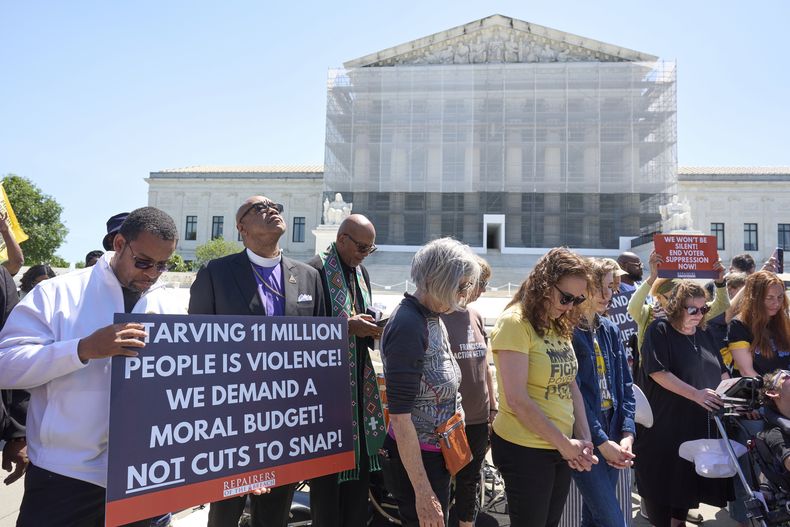 Activistas de la Campaña de los Pobres protestan contra las reducciones de gastos en Medicaid, cupones de alimentos y ayuda federal del proyecto de ley de gastos e impuestos del presidente Donald Trump en el que trabajan esta semana los republicanos del Senado, fuera de la Corte Suprema en Washington, el lunes 2 de junio de 2025. (AP Foto/J. Scott Applewhite)