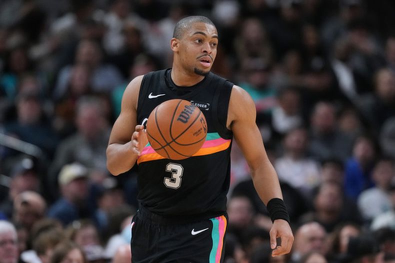Keldon Johnson, de los Spurs de San Antonio, mueve el balón en el partido del miércoles 4 de febrero de 2026, ante el Thunder de Oklahoma City (AP Foto/Eric Gay)