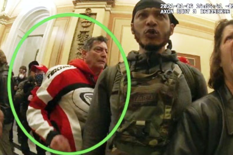 Imagen del expediente del Departamento de Justicia usado para la orden de arresto contra David Walls-Kaufman, que muestra una imagen tomada de la cámara corporal policial de David Walls-Kaufman en el Capitolio estadounidense en Washington el 6 de enero del 2021. (Departmento de Justicia via AP)