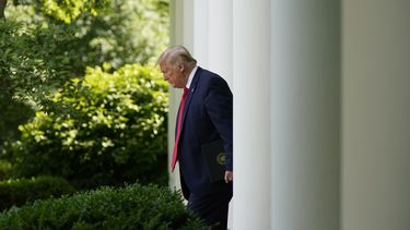 Marca de 100.000 muertes retumba en presidencia de Trump