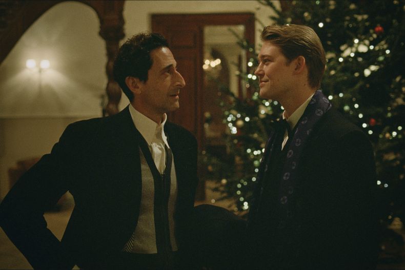 Esta imagen difundida por A24 muestra a Adrien Brody, izquierda, y Joe Alwyn en una escena de The Brutalist. (Lol Crawley/A24 via AP)