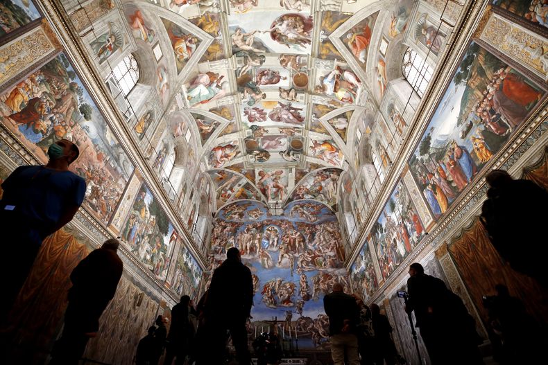ARCHIVO - Visitantes admiran la capilla Sixtina dentro de los museos del Vaticano, tras la reapertura del museo en Roma, el 3 de mayo de 2021. (AP Foto/Alessandra Tarantino, archivo)