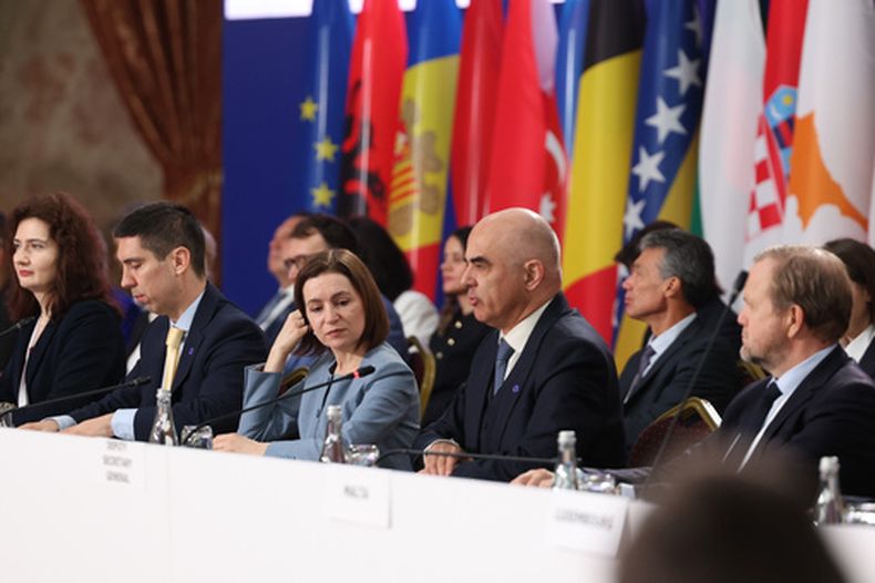La presidenta de Moldavia, Maia Sandu, centro, el secretario general del Consejo de Europa Alain Berset, derecha, y el viceprimer ministro y ministro de Asuntos Exteriores de Moldavia, Mihai Popsoi, asisten a la 135ta sesión ministerial del Comité de Ministros del Consejo de Europa en Chisinau, Moldavia, el viernes 15 de marzo 2026. (AP Foto/Elena Covalenco)