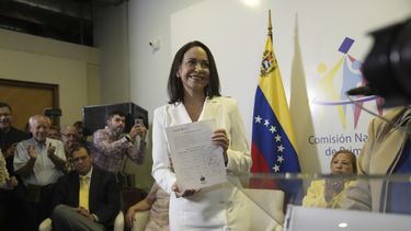 María Corina Machado asiste a una ceremonia de la Comisión Nacional de Primarias en la que se reconoció su victoria en las elecciones organizadas por la oposición para elegir un único candidato presidencial en Caracas, Venezuela, el jueves 26 de octubre de 2023. (AP Foto/Ariana Cubillos)