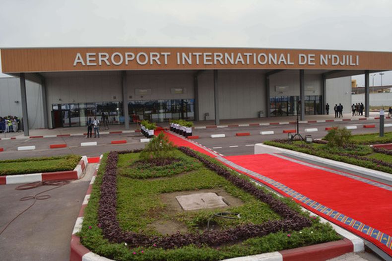 ARCHIVO - Vista de la terminal del aeropuerto de la capital antes de su inauguración por parte del presidente, Joseph Kabila, en Kinshasa, República Democrática de Congo, el 25 de junio de 2015. (AP Foto/John Bompengo, archivo)