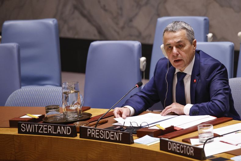 ARCHIVO - Ignazio Cassis, consejero federal y jefe del Departamento Federal de Asuntos Exteriores de Suiza, habla durante una reunión del Consejo de Seguridad de las Naciones Unidas sobre la situación en Medio Oriente en la sede de la ONU, el 29 de octubre de 2024. Suiza asumirá la prestación de servicios diplomáticos y consulares de Ecuador en Venezuela, pues ambos países sudamericanos mantienen sus relaciones bilaterales rotas, informó el jueves 19 de diciembre de 2024 el Departamento de Asuntos Exteriores suizo. (Foto AP/Kena Betancur, Archivo)