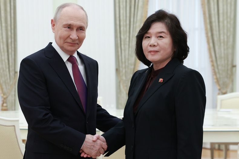 El presidente de Rusia, Vladímir Putin, estrecha la mano de la ministra norcoreana de Exteriores, Choe Son Hui, durante su reunión en el Kremlin en Moscú, el domingo 19 de julio de 2026. (Alexander Shcherbak, Sputnik, imagen de pool del Kremlin via AP)