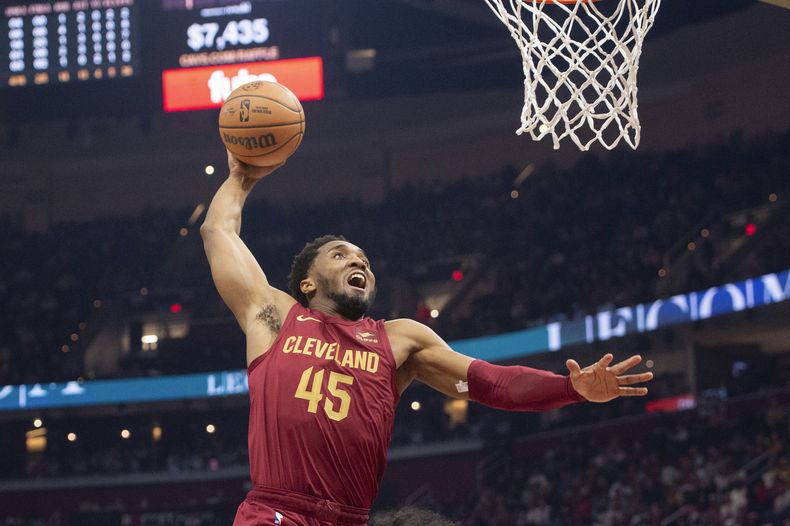 Donovan Mitchell de los Cavaliers de Cleveland (45) se dirige al aro para una volcada ante los Bulls de Chicago durante la primera mitad del juego de baloncesto de la NBA, en Cleveland, el miércoles 14 de febrero de 2024. (AP Foto/Phil Long)