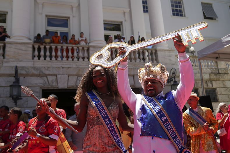 El rey Momo del Carnaval, Kaio Mackenzie, y la reina Thuane de Oliveira, muestran la llave de la ciudad durante una ceremonia que marca el comienzo del Carnaval en Río de Janeiro, Brasil, el viernes 28 de febrero de 2025. (AP Foto/Silvia Izquierdo)