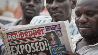 americateve | Una persona lee un ejemplar del peri&oacute;dico sensacionalista "Red Pepper" en Kampala, Uganda, el martes 25 de febrero de 2014. El medio public&oacute; el martes una lista de lo que describi&oacute; como los "200 principales" homose