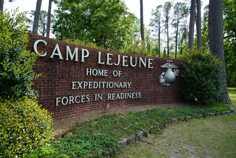 ARCHIVO - Un cartel en el acceso principal de la base de infantería de marina Camp Lejeune a las afueras de Jacksonville, Carolina del Norte, el 29 de abril de 2022. Un infante de Marina murió en un homicidio en Camp Lejeune el miércoles 18 de octubre de 2023 por la noche y había un segundo infante de marina detenido como sospechoso, según indicó la base.. (AP Foto/Allen G. Breed, Archivo)
