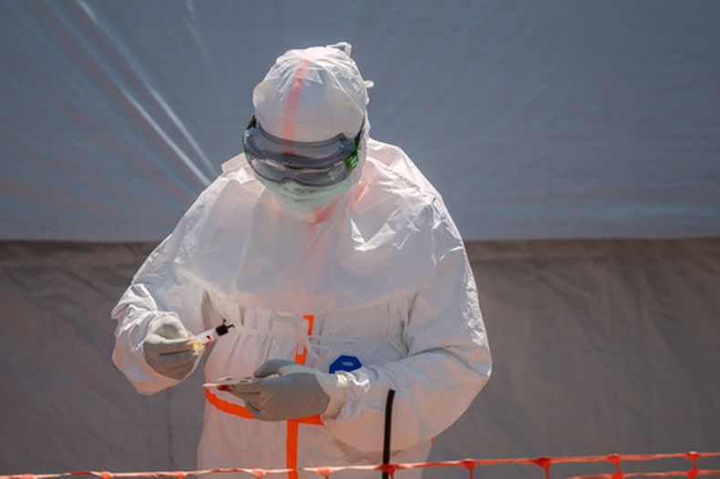 Un trabajador de salud prepara la muestra de sangre de un paciente para su análisis en el Hospital General de Bunia, el jueves 11 de junio de 2026, en Bunia, República Democrática del Congo. (AP Foto/Moses Sawasawa, Archivo)
