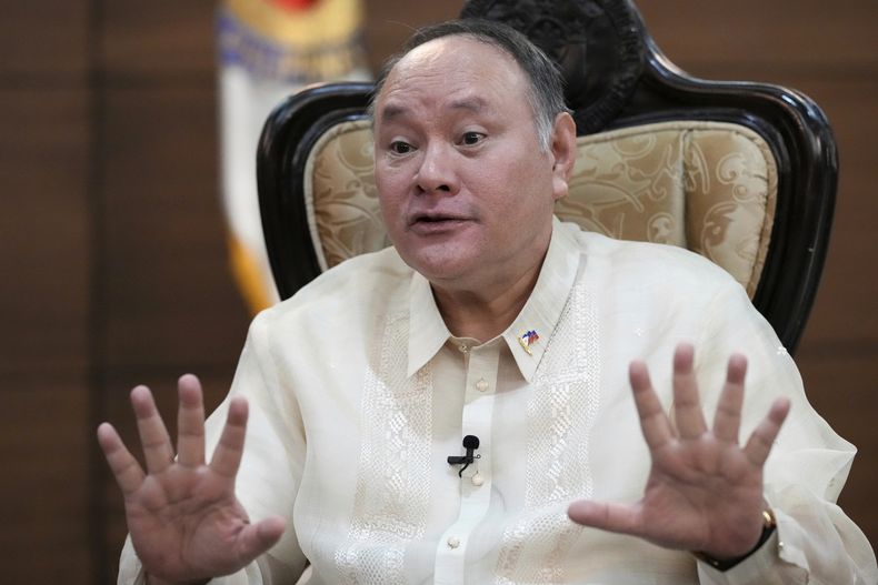 El secretario de Defensa de Filipinas Gilberto Teodoro en una entrevista con The Associated Press Quezon, Filipinas, el 5 de marzo del 2025. (AP foto/Aaron Favila)
