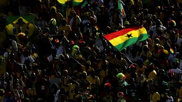 americateve | ARCHIVO - En esta foto de archivo del 16 de junio de 2014, ghaneses agitan su bandera antes de un partido por el Mundial entre Ghana y Estados Unidos en la Arena das Dunas, Natal, Brasil. La polic&iacute;a en el sur de Brasil dijo el jueves 10 de julio de