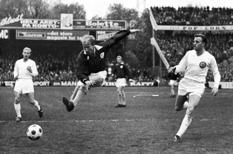 ARCHIVO - Foto de Bobby Charlton disputando un encuentro ante el resto de Europa para celebrar el 75mo aniversario de la Asociación de Fútbol danesa en Copenhague. (AP Foto/Archivo)