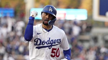 Mookie Betts de los Dodgers de Los Ángeles hace un gesto mientras recorre las bases trs conectar un jonrón solitario en la tercera entrada del juego ante los Angelinos de Los Ángeles el viernes 7 de julio del 2023. (AP Foto/Mark J. Terrill)