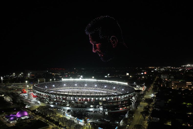 Drones forman el rostro del astro argentino Lionel Messi sobre el estadio al final de su último partido con la selección, un amistoso contra Benín, en Buenos Aires, Argentina, el 6 de octubre de 2026. (AP Foto/Julian Bongiovanni)